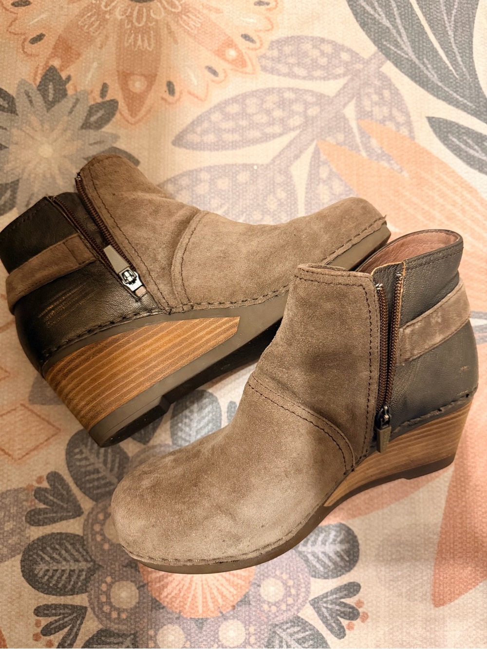 Dansko Taupe Suede Leather Wedge Booties 38 Side Zip Cutout Ankle Boots